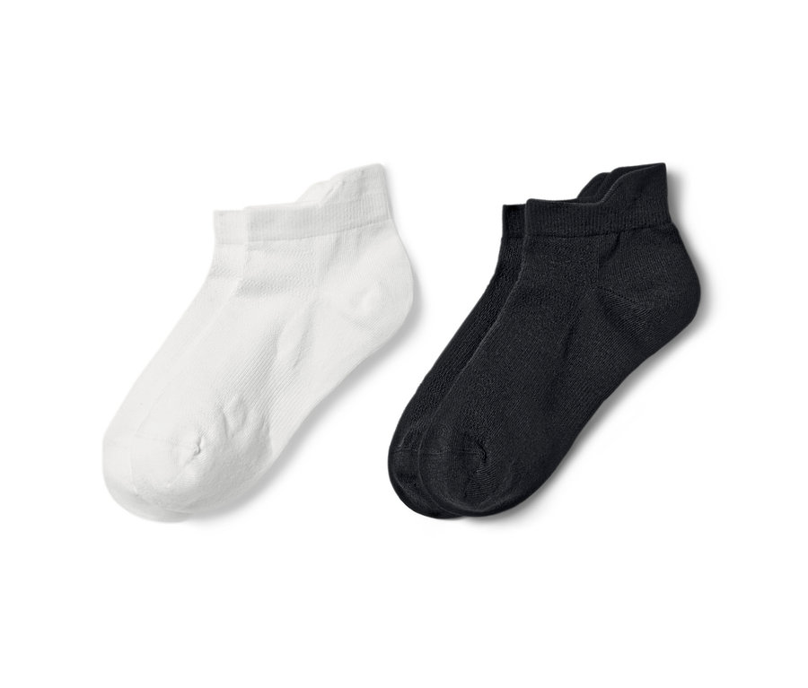 Zwei Paar Sneaker-Sportsocken, ein Paar weiß, ein Paar schwarz.