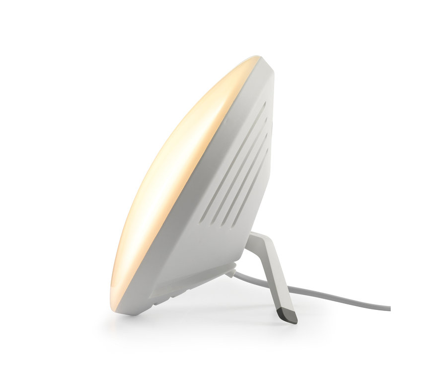 Eine Tageslichtlampe steht vor einem weißen Hintergrund.