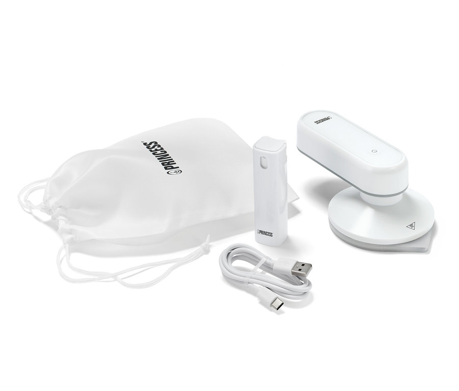 Ein Princess-Reisebügeleisen mit Powerbank, ein Ladekabel und eine weiße Stoffhülle sind ausgebreitet.