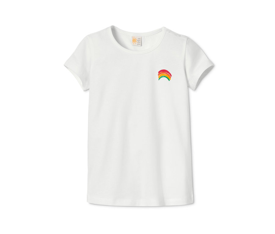 Weißes T-Shirt mit kurzen Ärmeln und kleinem Regenbogen auf der Brust. 3 T-Shirts aus Bio-Baumwolle.
