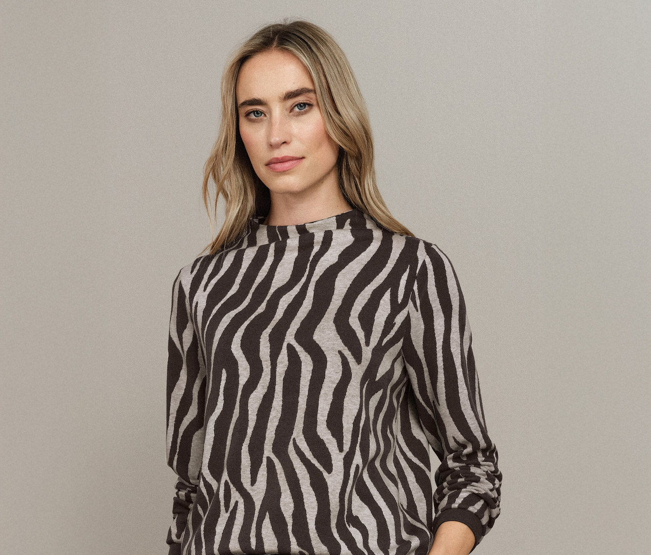 Frau trägt ein Street One Jacquard-Shirt mit Zebra-Muster.