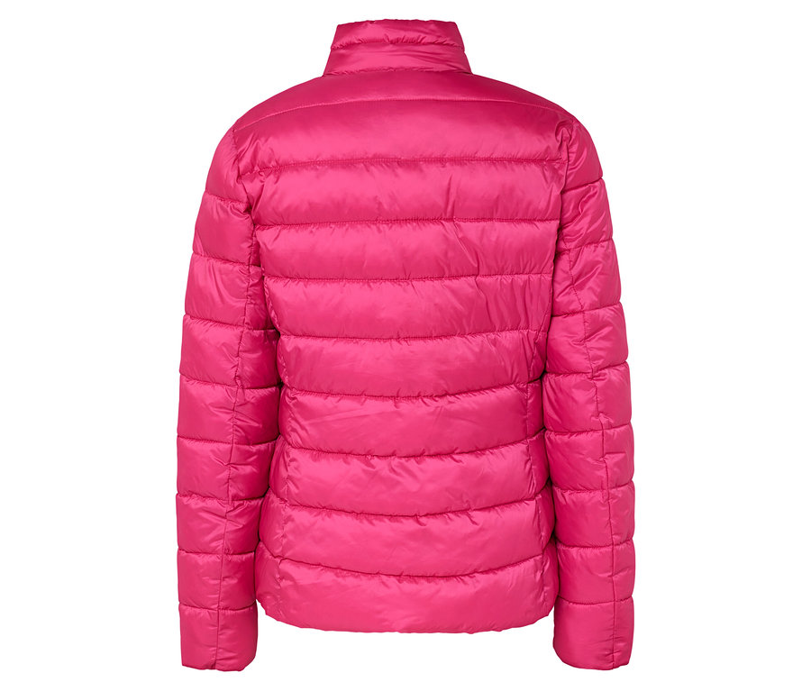 Rückansicht einer pinkfarbenen Steppjacke.