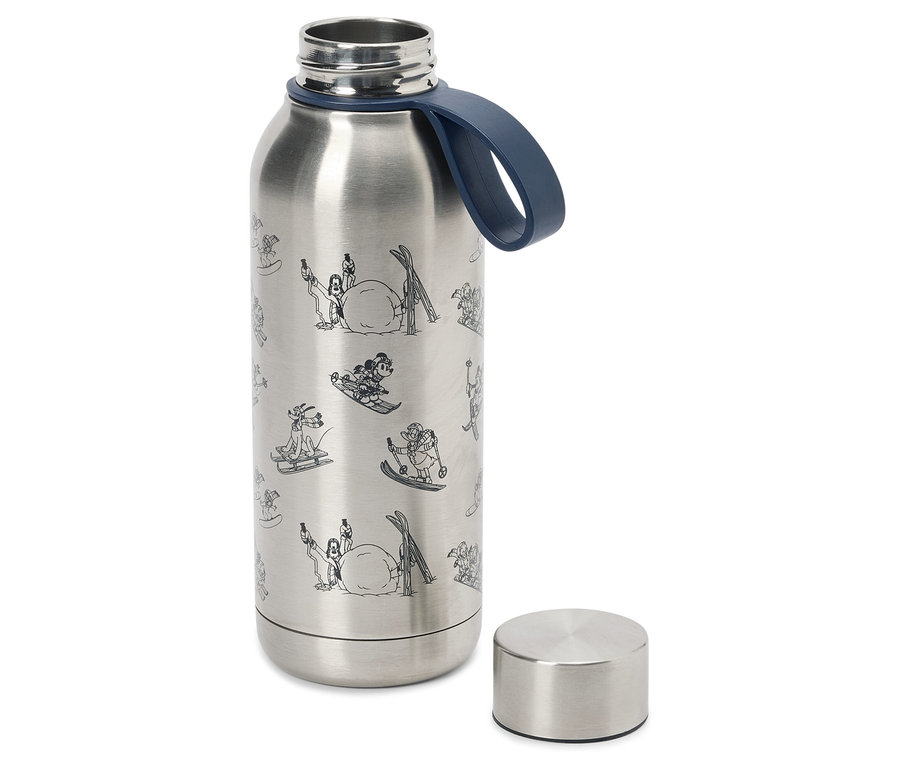 Eine silberne Wasserflasche mit blauem Band und Abbildungen von Skifahrern und Snowboardern mit einem Deckel daneben.