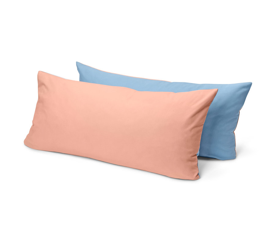 Zwei Renforcé-Kopfkissenbezüge, einer blau und einer orange.