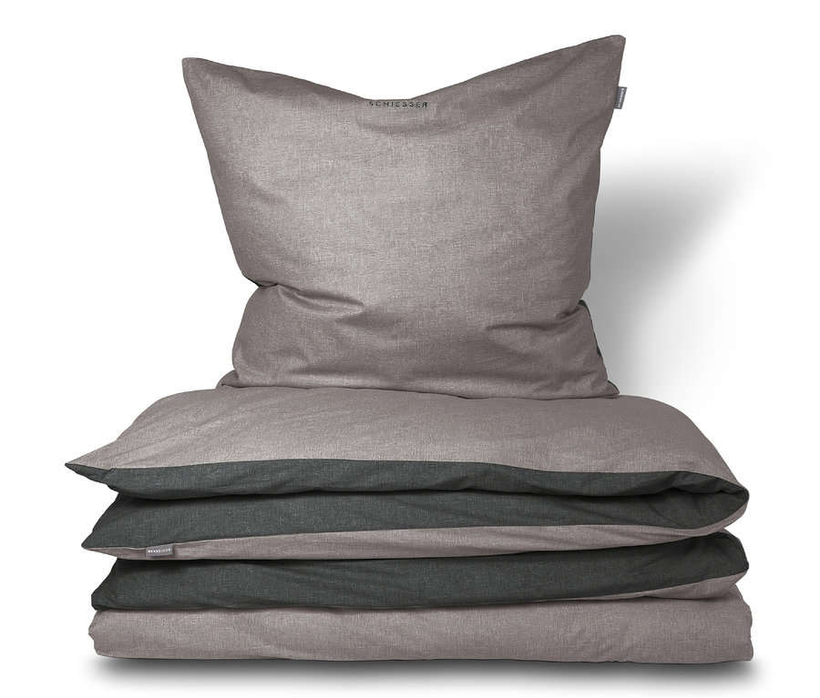 Gestapelte graue und schwarze SCHIESSER Renforcé-Bettwäschesets »Doubleface«.