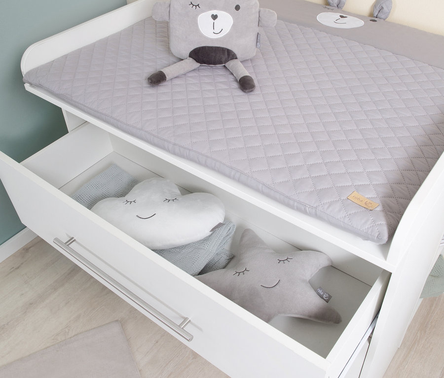 Eine weiße roba Wickelkommode »Maren« mit 3 Schubladen, in der offenen Schublade liegen Wolken- und Sternkissen.