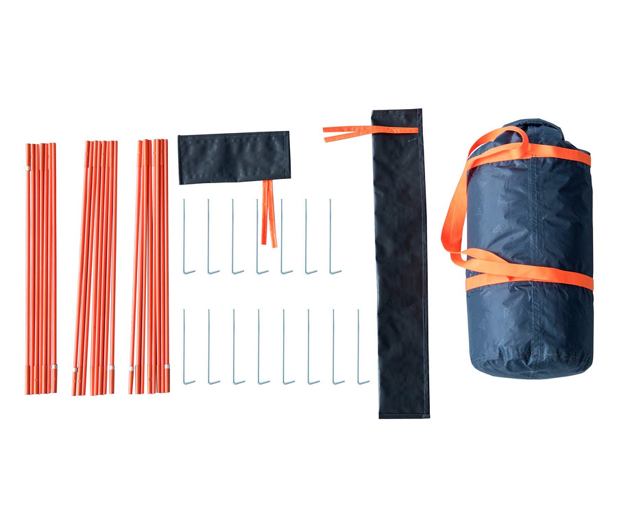 Ein Set für ein Tambu 4-Personen-Zelt, bestehend aus einem Satz orangefarbener Stangen, einem Satz Heringe, einer Stangenverpackung und einem verpackten Zelt in einer Tasche.
