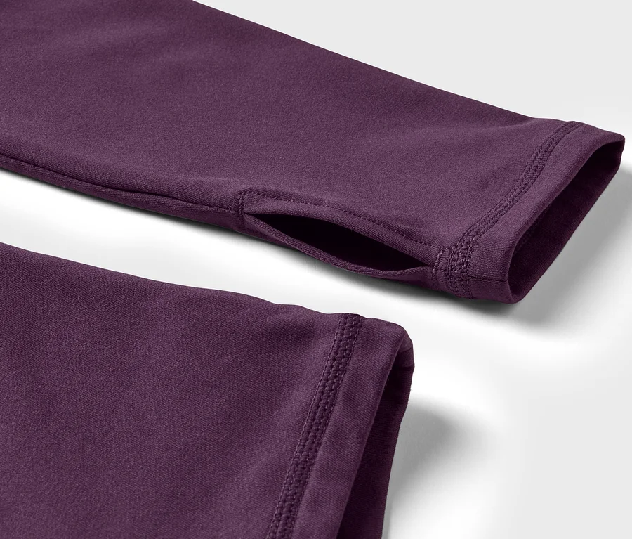 Detailaufnahme eines violetten Ärmels mit Daumenloch.