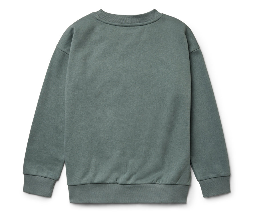 Detailaufnahme eines blaugrünen Sweatshirts auf weißem Hintergrund.