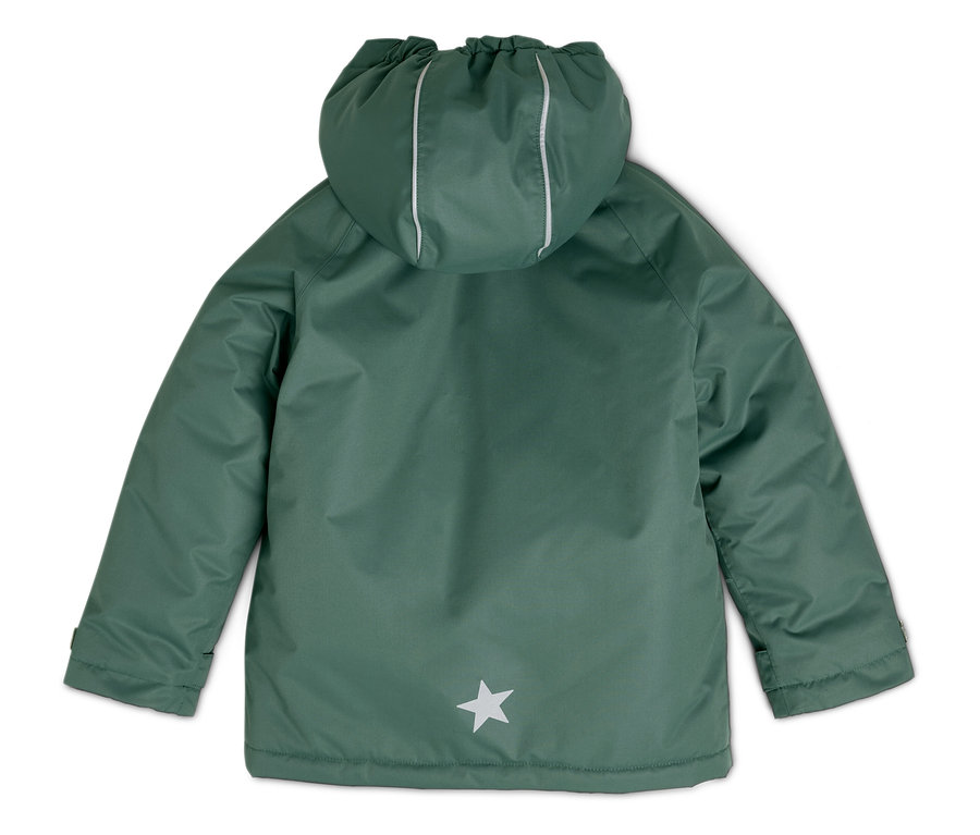 Rückansicht einer grünen Kinderjacke mit Kapuze und einem weißen Stern unten.