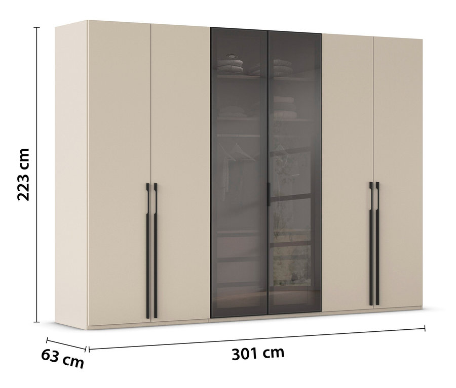 Beiger Kleiderschrank mit schwarzen Griffen und dunklen Glastüren in der Mitte.