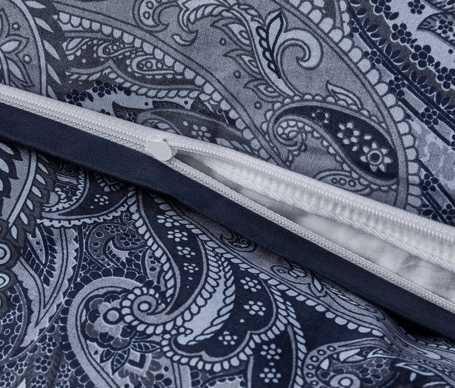 Detailaufnahme von blauer Renforcé-Bettwäsche mit Reißverschluss.
