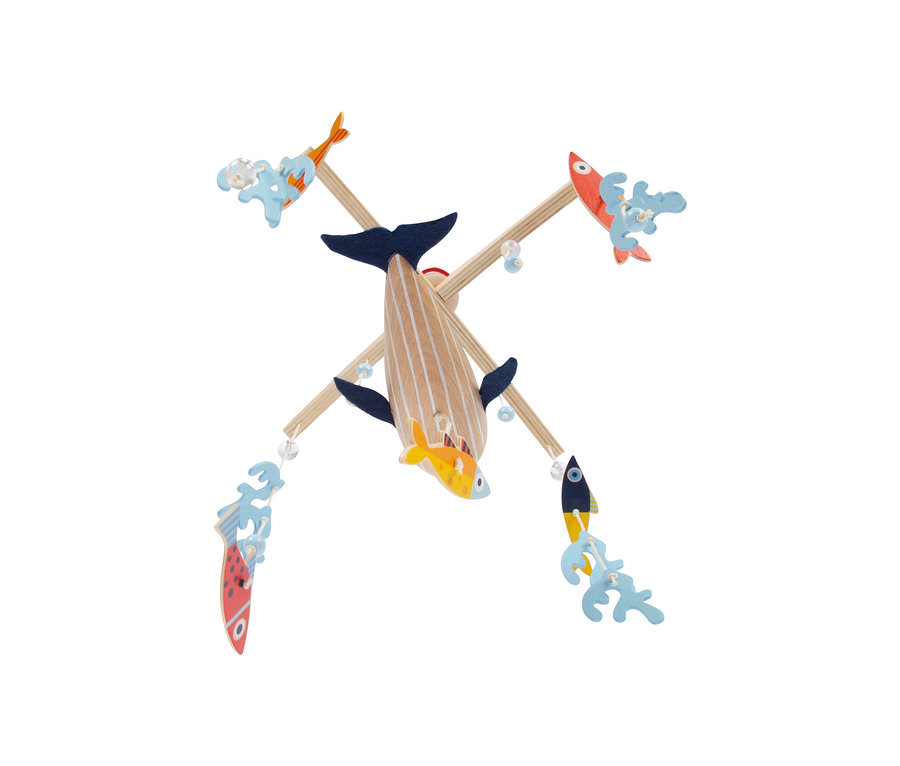 Ein hölzernes small foot Mobile mit Halterung "Seaside" mit Wal- und Fischmotiven.