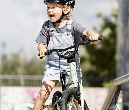 Kind mit Helm fährt auf einem mintgrünen PUKY Fahrrad LS-PRO 16.