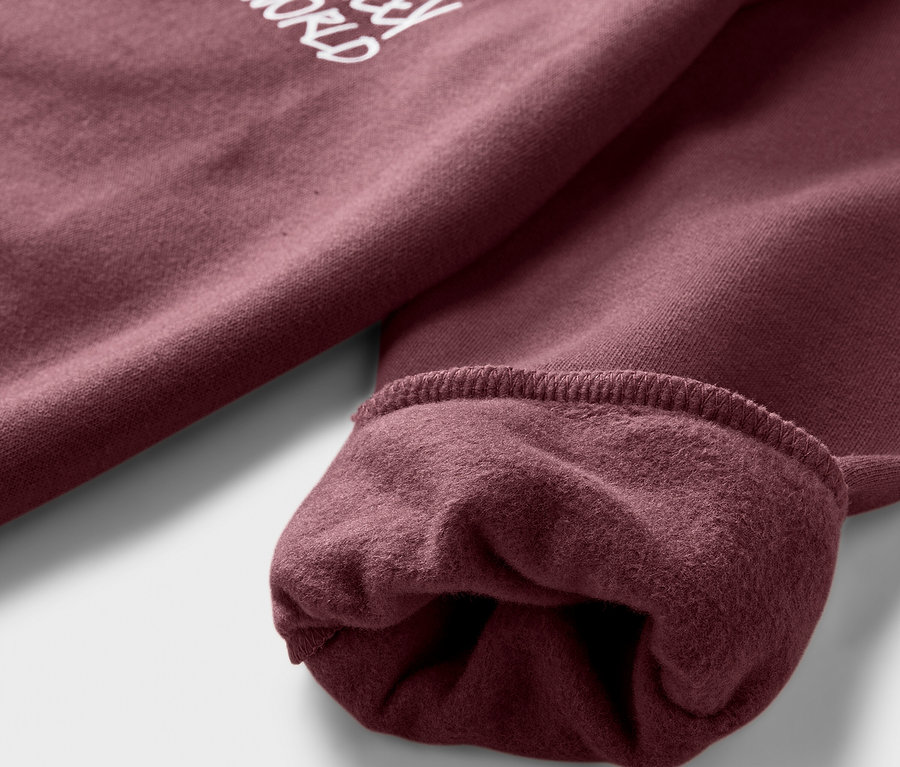Detailaufnahme eines bordeauxroten Kinder-Sweatshirts SMILEYWORLD® mit angerauter Innenseite.
