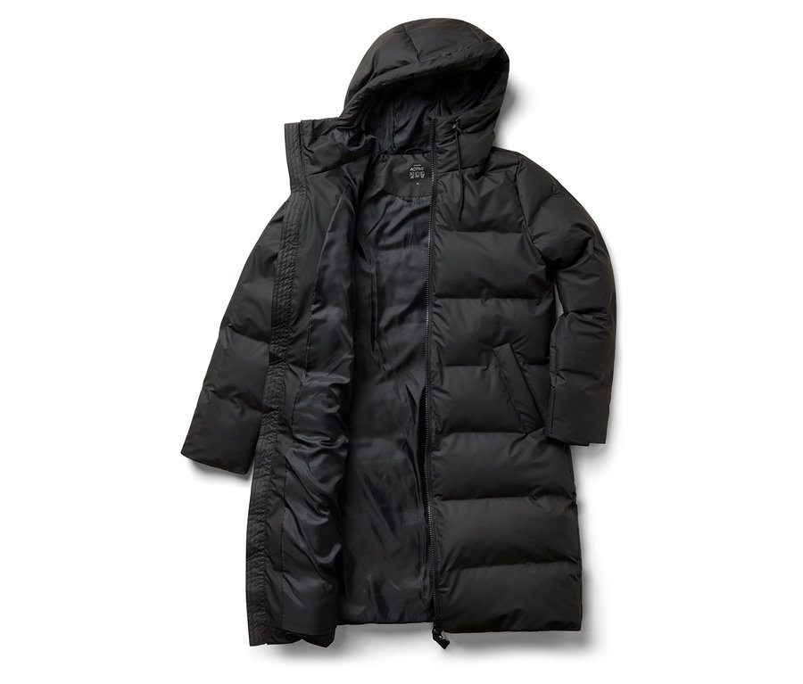 Ausgebreitete schwarze Daunenjacke mit Kapuze.