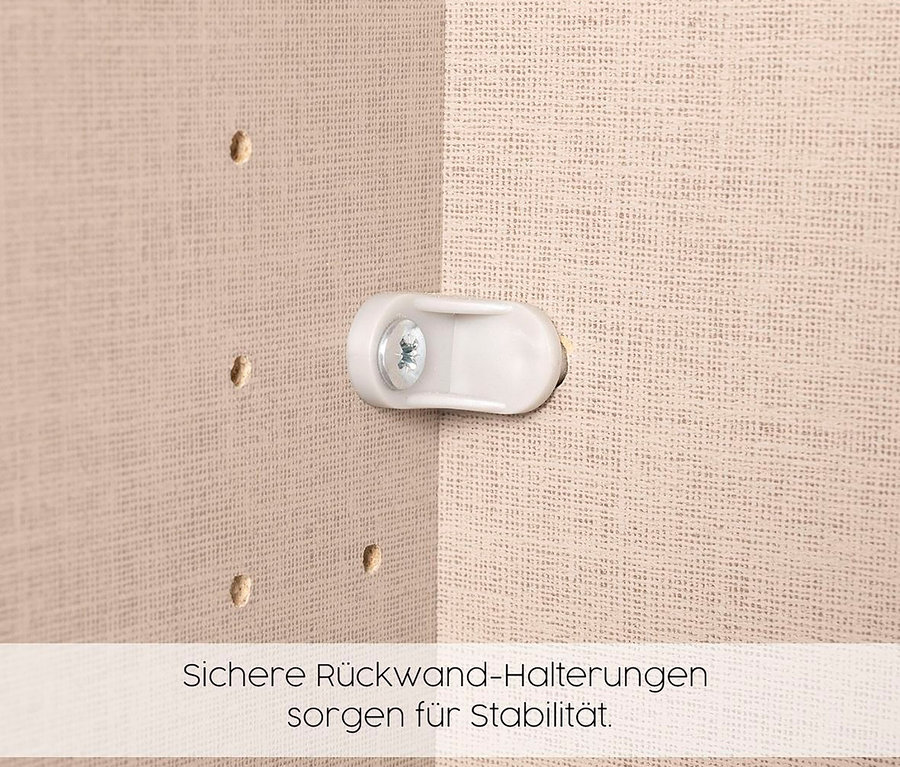 Detail einer Schraube, die eine Wand eines grauen Drehtürenschranks »Skandi« hält.