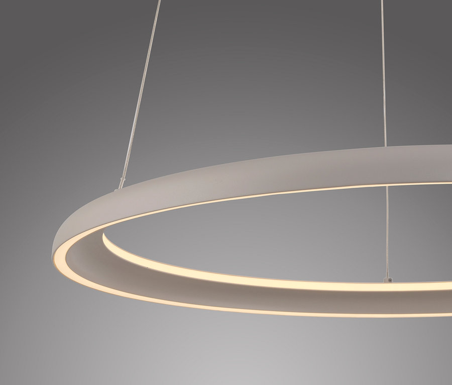 Eine kreisförmige Hängeleuchte an Seilen.