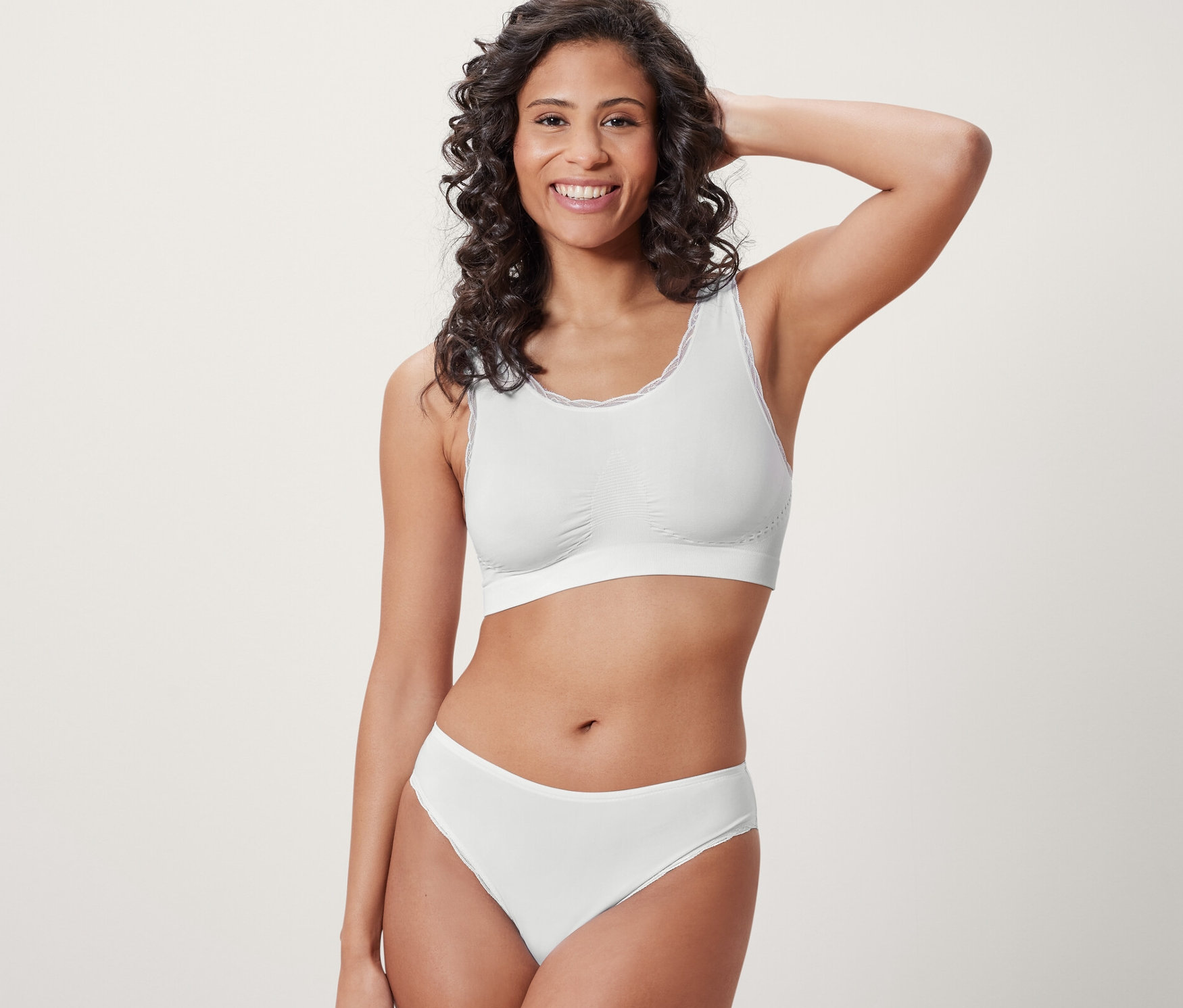 Frau posiert in weißem Seamless-Bustier.