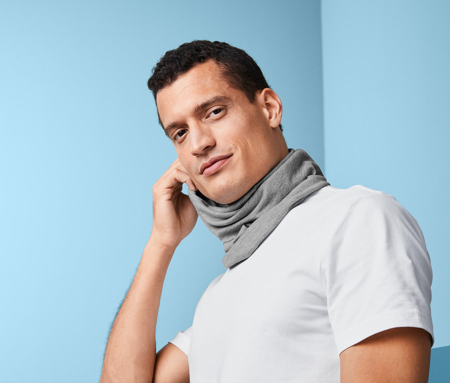 Mann trägt ein Multifunktionstuch um den Hals.