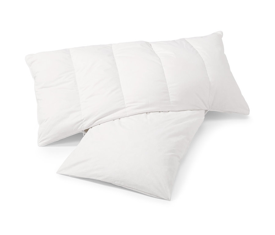 Zwei weiße Zirbenkopfkissen liegen übereinander.