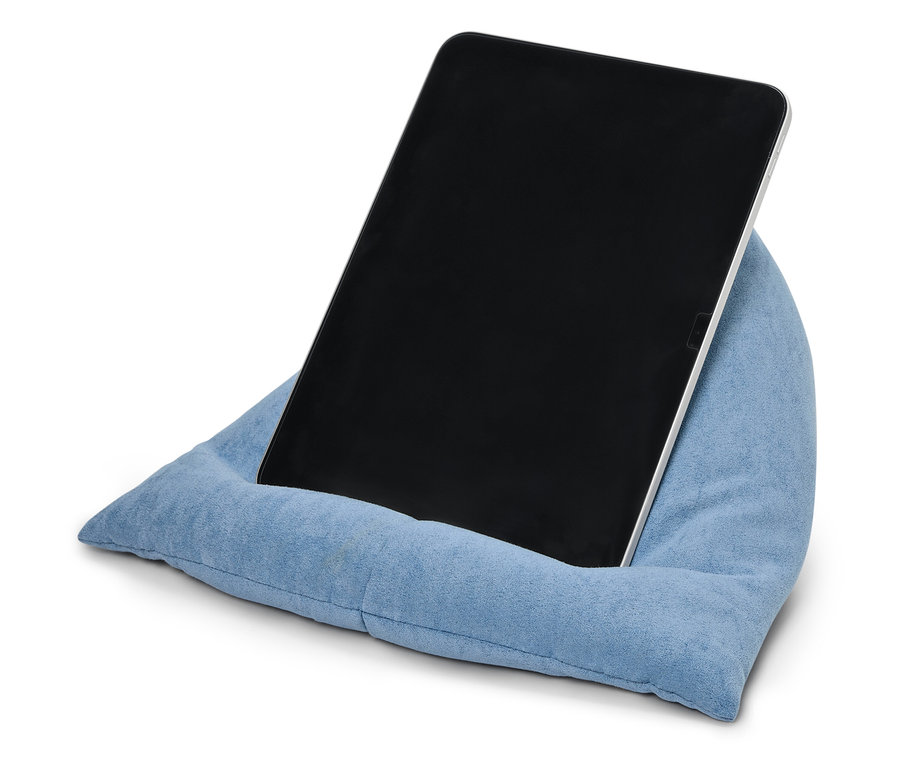 Ein Tablet, das an ein blaues Kissen gelehnt ist.