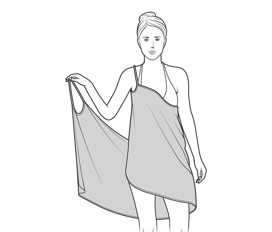 Frau hält ein Handtuch-Kleid.