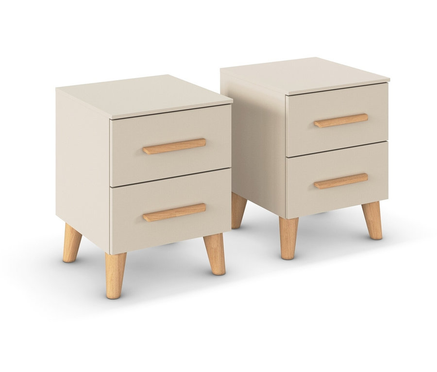 Zwei beige Nachttische mit je zwei Schubladen und Holzfüßen.