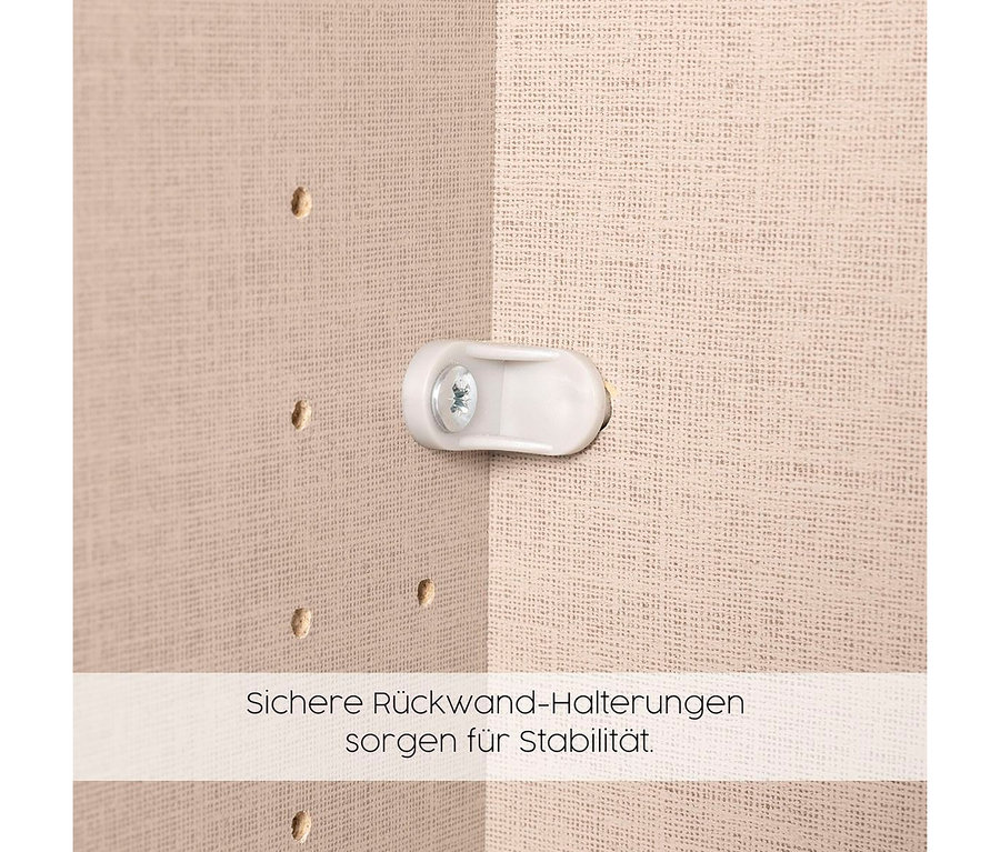 Detailaufnahme einer sicheren Rückwandhalterung an einem Rauch Drehtürenschrank "Skandi" in Beige/Champagner.
