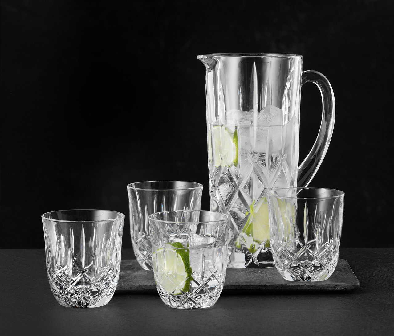 Eine Karaffe und fünf Nachtmann Cappuccinogläser »Noblesse«, einige mit Wasser und Limetten, stehen auf einem Tisch.