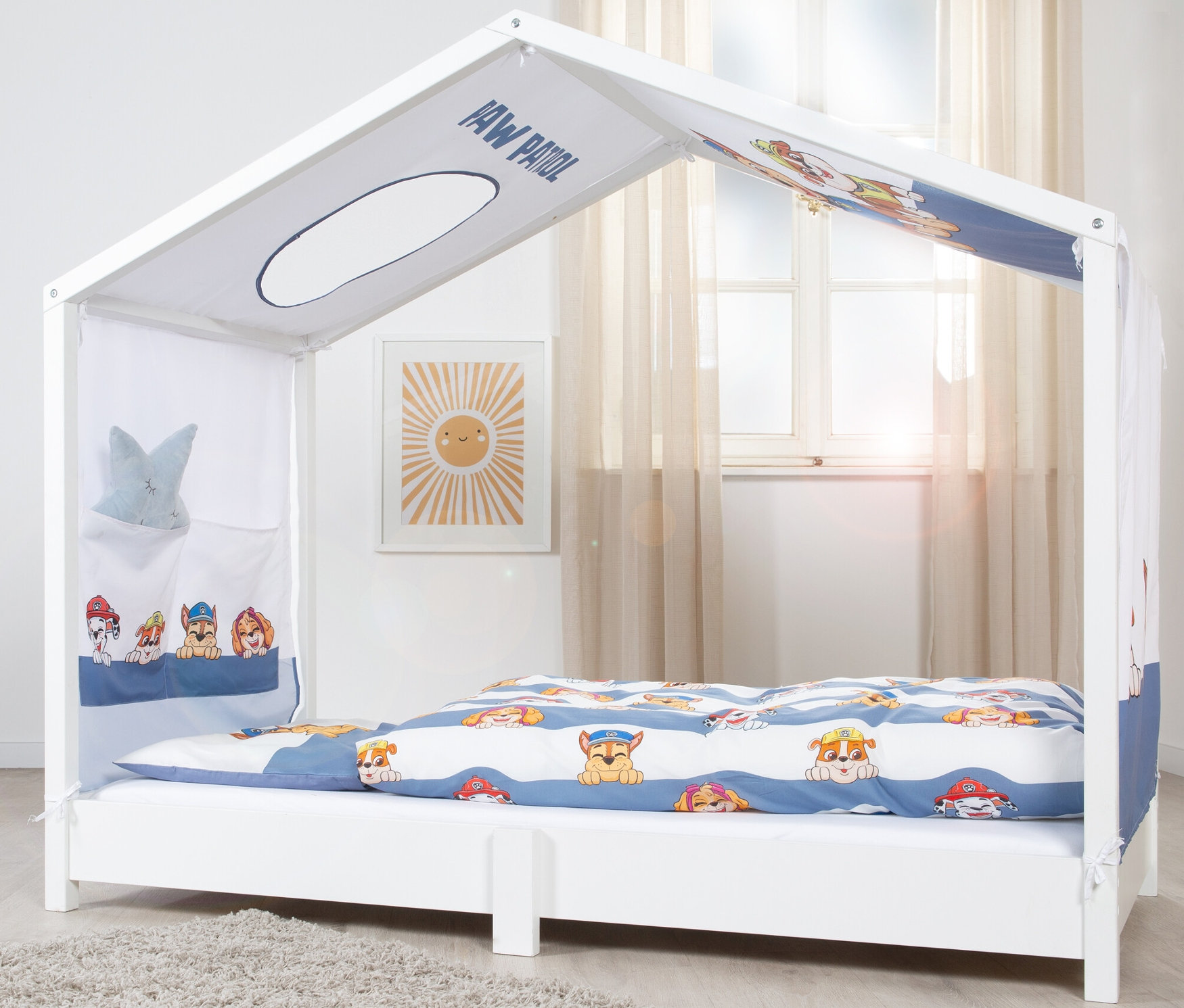Weißes Himmelbett mit Paw Patrol Bettwäsche und Stofftasche hängt an der Seite.