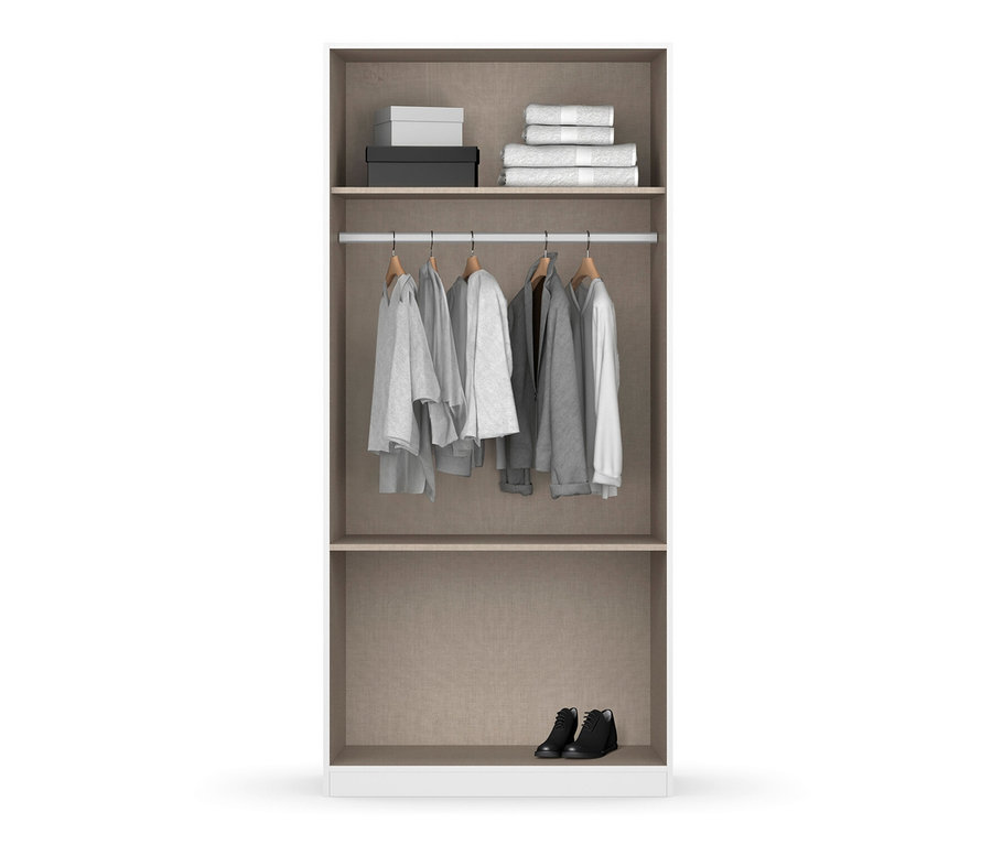 Offener Kleiderschrank mit Regalen oben, Kleiderstange in der Mitte und Schuhen unten.