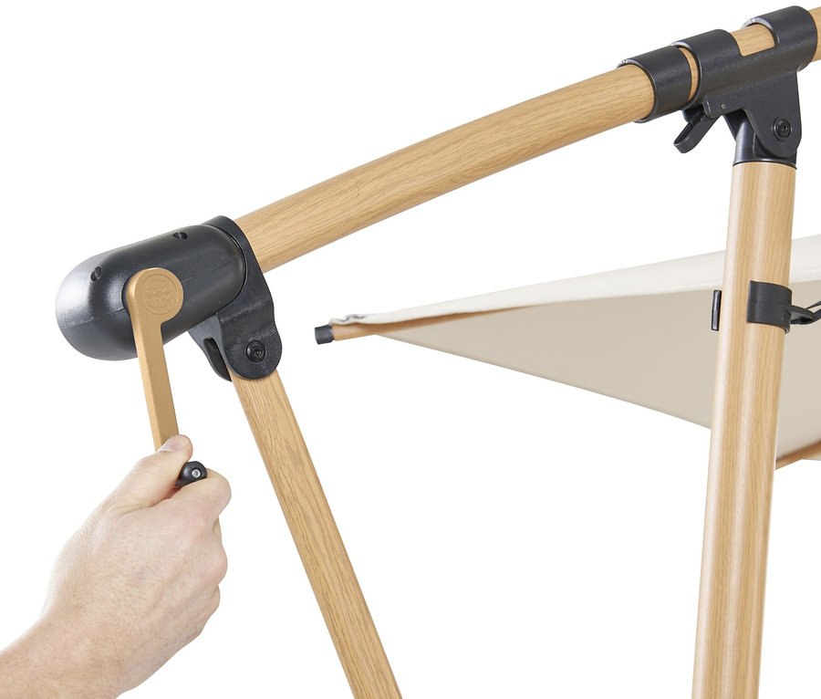 Eine Hand bedient die Kurbel eines beigen Leco Ampelschirm Ø 300 cm.