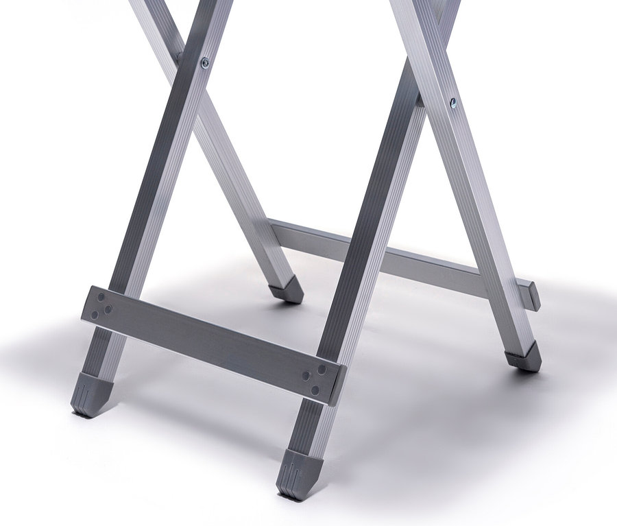 Beine eines silbernen Camping-Alu-Tischs auf weißem Hintergrund.