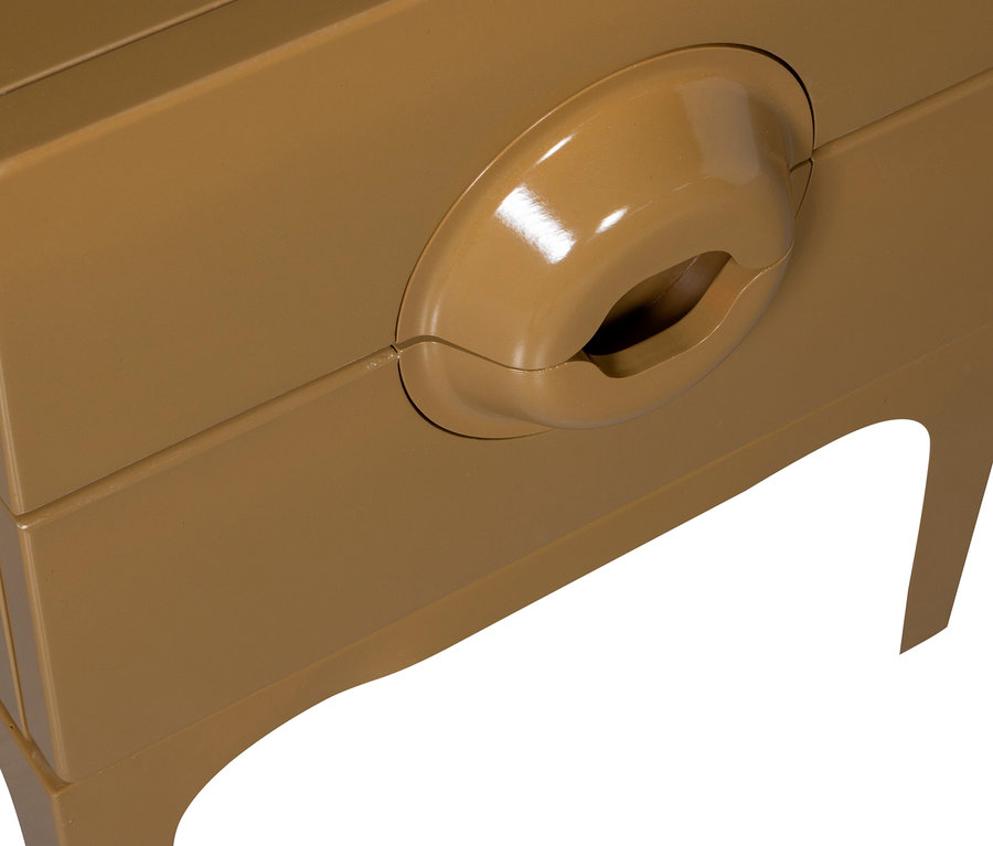 Detailaufnahme der gelben Woood Kommode »Merge« mit ovalem Schubladengriff.