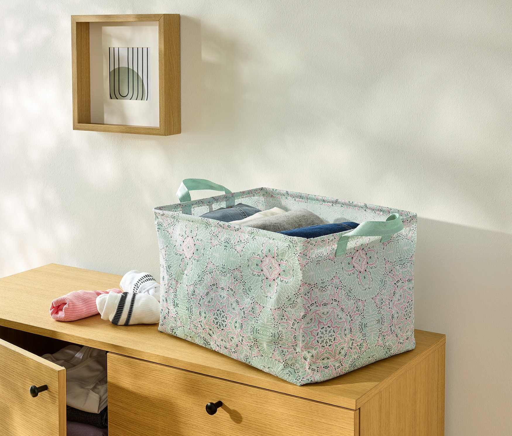 Faltbare Ordnungsbox steht auf einer Kommode.