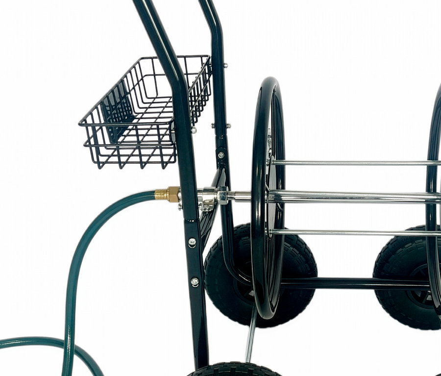 Nahaufnahme eines Schlauchwagens mit grünem Gartenschlauch.