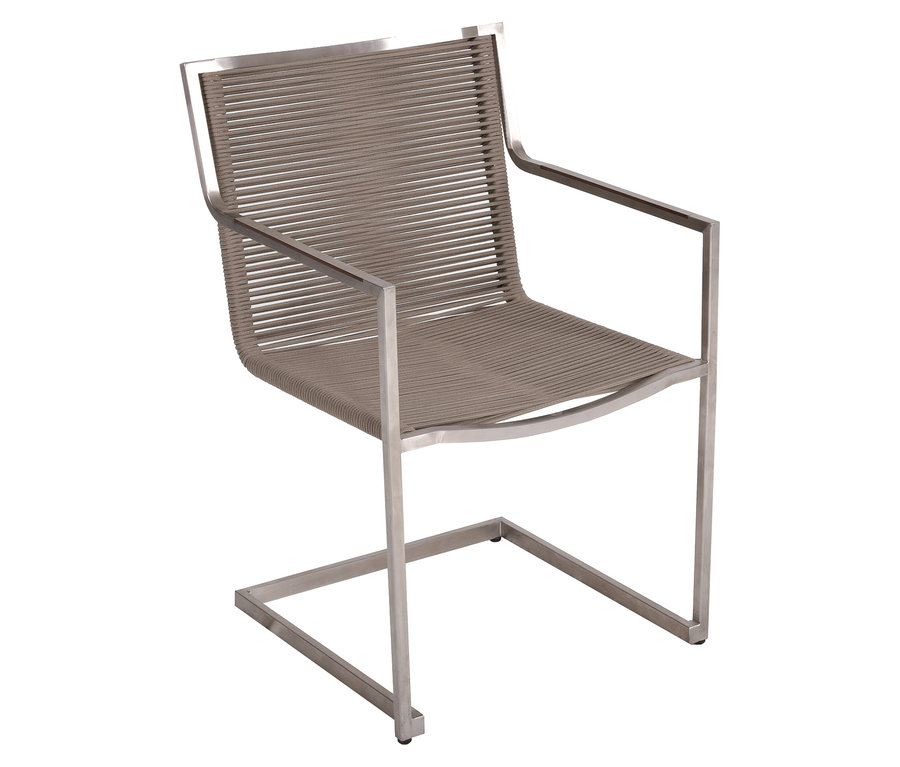 Nahaufnahme eines einzelnen »Sienna« Freischwingers mit Armlehnen und horizontaler Schnur auf Sitz und Rückenlehne.