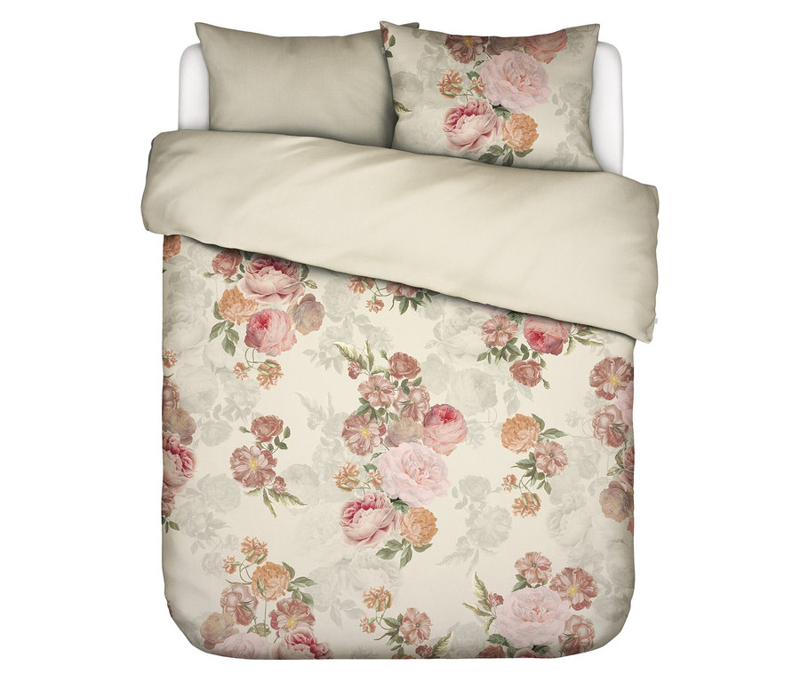 Bettwäsche mit Rosenmuster und hellbeigem Bettbezug und Kopfkissen.