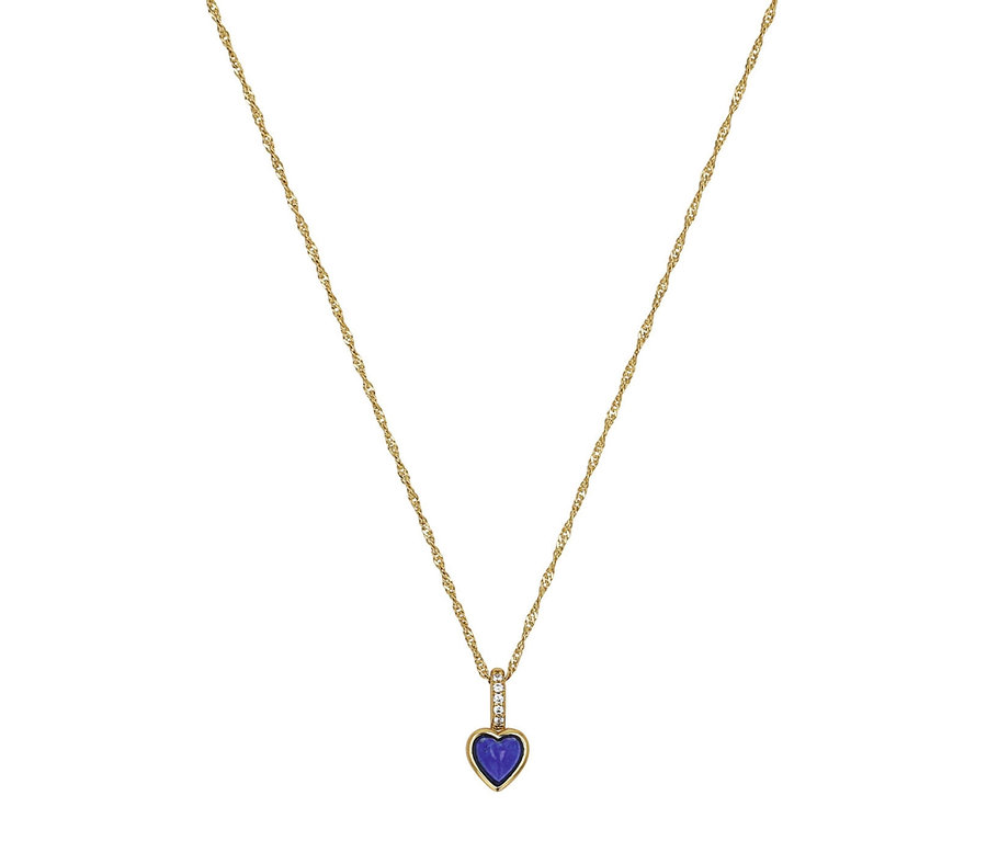 Nahaufnahme einer goldenen Halskette mit einem blauen herzförmigen Anhänger, Amor Halsschmuck mit Herz-Motiv.