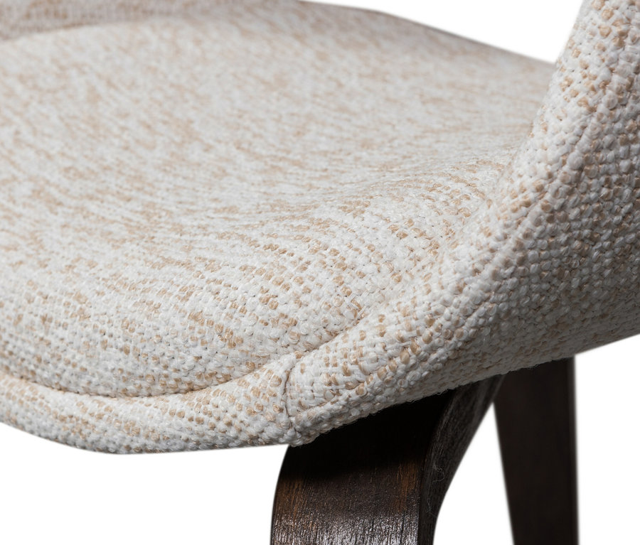 Detailansicht eines naturfarbenen WOOOD Esszimmerstuhls »Yossi« mit Holzfuß aus einem 2er-Set.