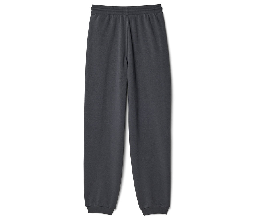 Graue Jogginghose mit elastischem Bund und Bündchen liegt auf einem weißen Hintergrund.