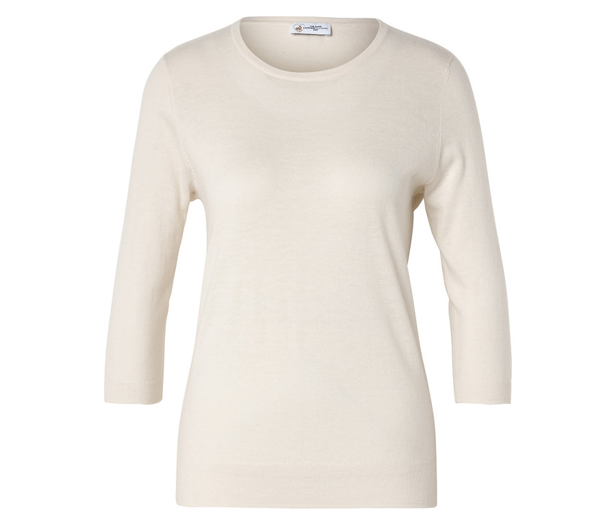 Ein cremefarbener Pullover mit Dreiviertelärmeln liegt flach.