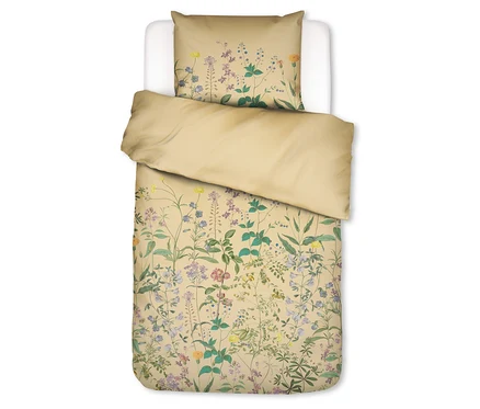 Essenza Satin-Bettwäsche "Augustina" in Beige mit einem Muster aus bunten Wildblumen in Lila, Blau, Gelb und Grün auf Kissen und Bettdecke.