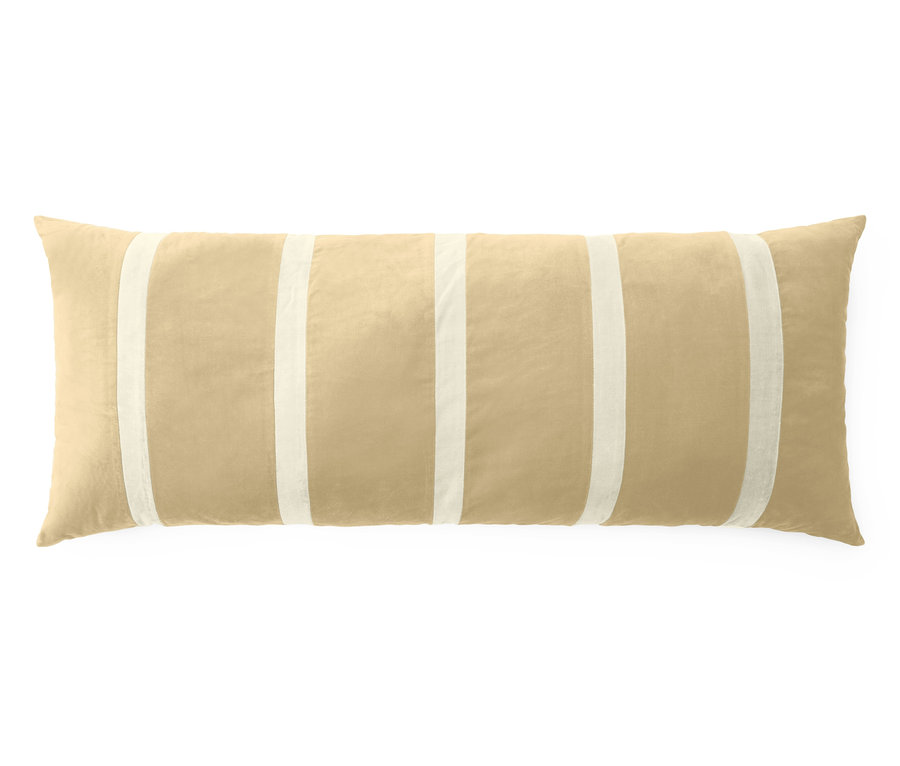 Längliches Kissen mit beigen und weißen Streifen.