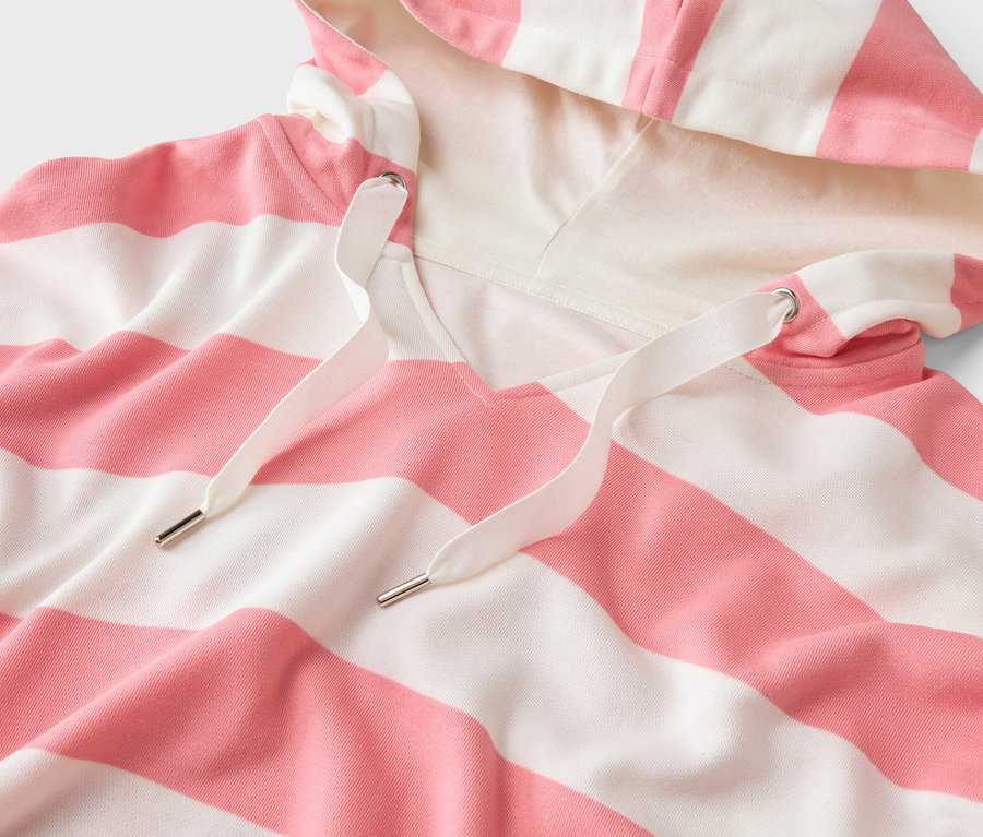 Nahaufnahme eines rosa-weiß gestreiften Kapuzenpullovers mit Kordelzug.