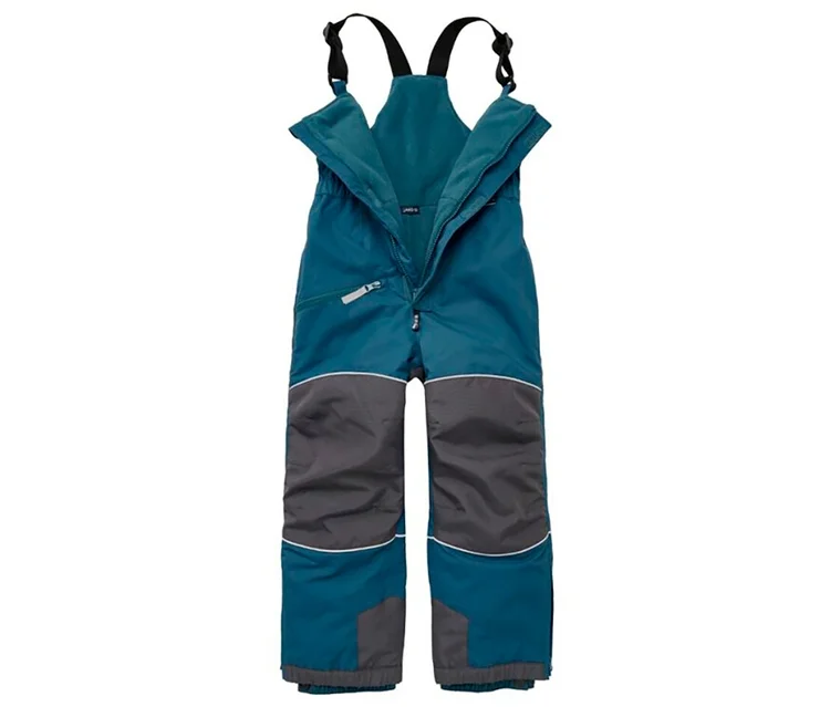 Petrolfarbene und dunkelgraue Kinder-Schneehose mit schwarzen Hosenträgern und teilweise geöffnetem Reißverschluss. Ein weißer Reflexstreifen trennt die Farben.
