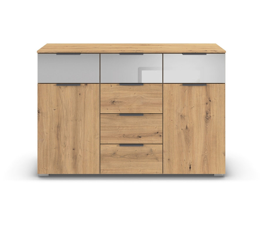 Eine rauch Kommode »Skyla« mit zwei Türen und sechs Schubladen in Eiche steht vor einem weißen Hintergrund.