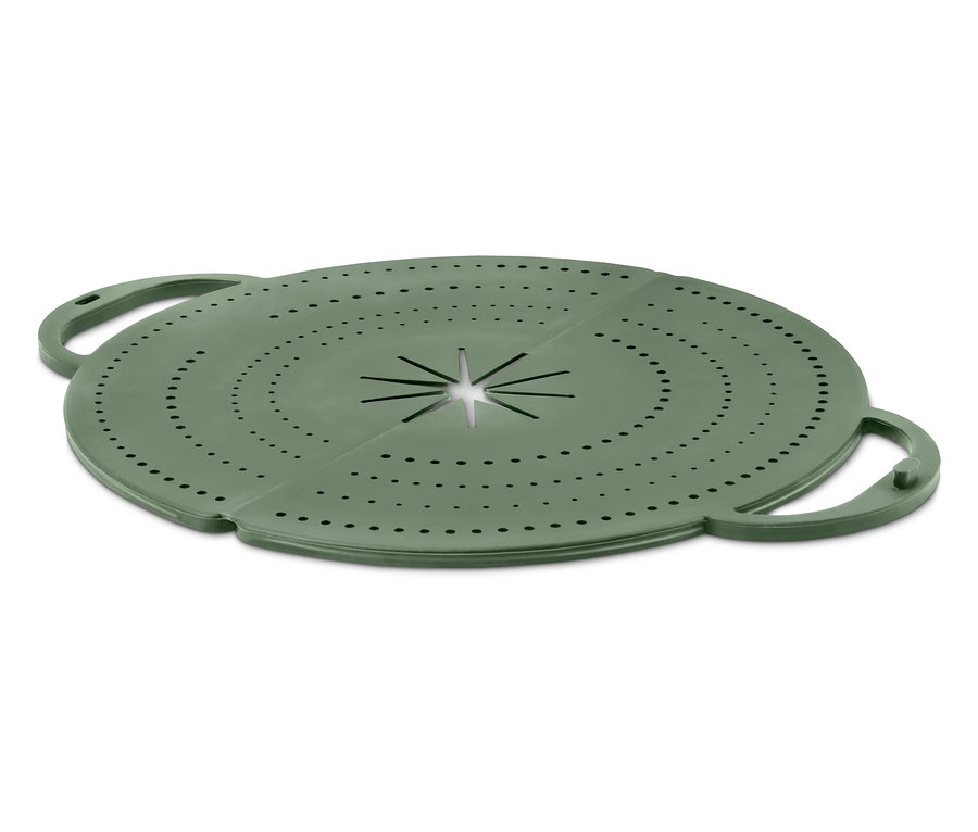 Ein grüner Topfdeckel mit Löchern und Griffen liegt auf einem weißen Untergrund.