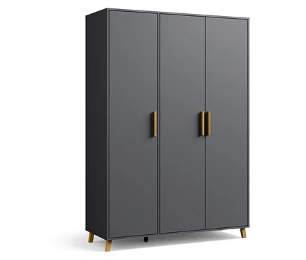 Grauer dreitüriger Kleiderschrank mit Holzgriffen und -füßen auf weißem Grund.